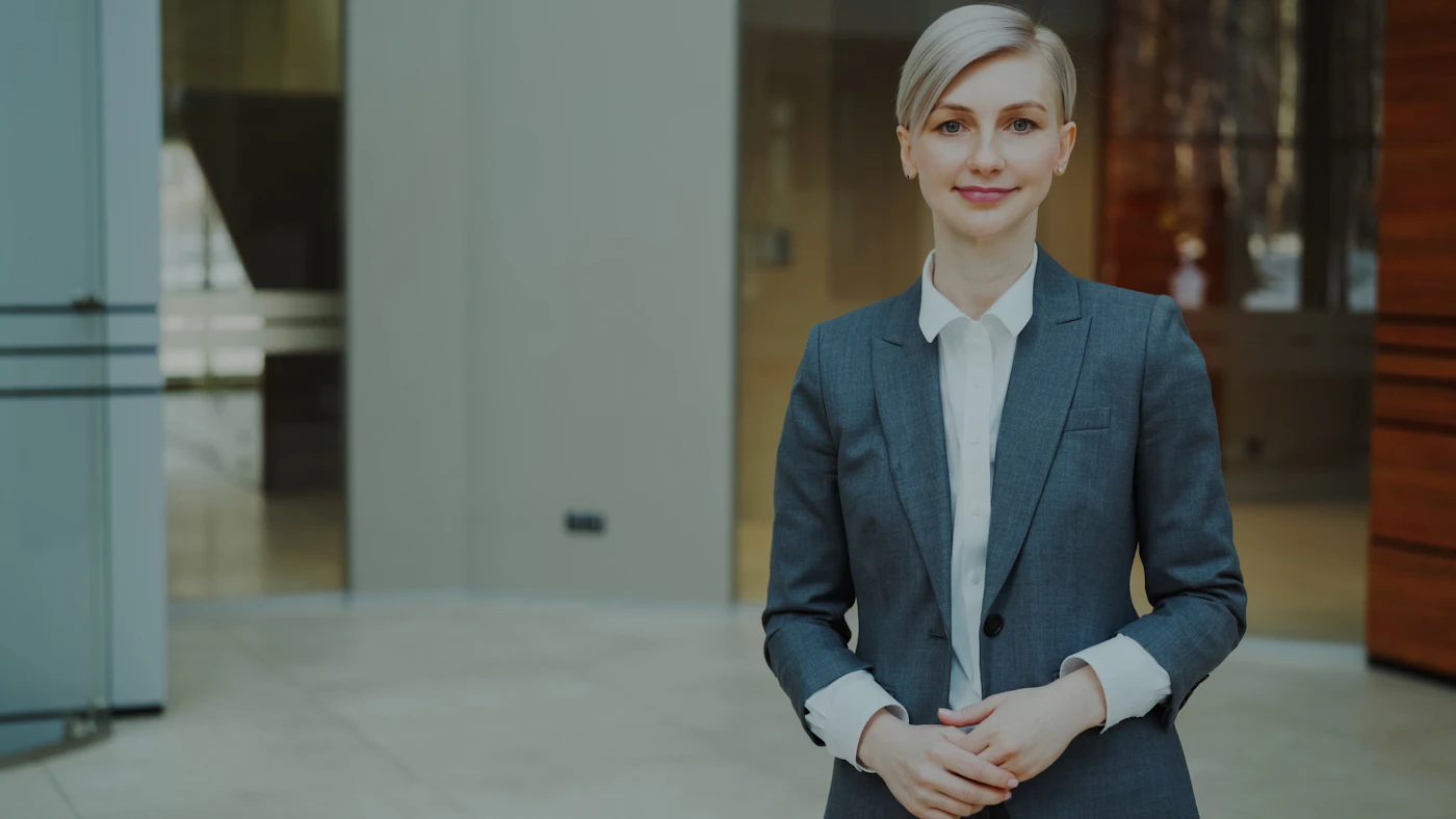 Líder ejecutiva en un entorno corporativo contemporáneo